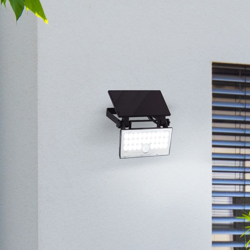 Luton Svart solcellelampe Fra Brilliant - Med en IP65-klassifisering er den v&aelig;rbestandig og gir p&aring;litelig lys hele &aring;ret.