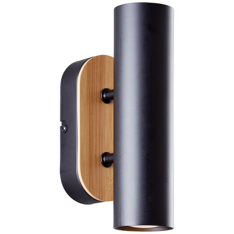 Niels Svart vegglampe Fra Brilliant - Niels er en elegant vegglampe laget av metall og bambus – et fornybart og miljøvennlig materiale som skaper en varm og koselig atmosfære i hjemmet.