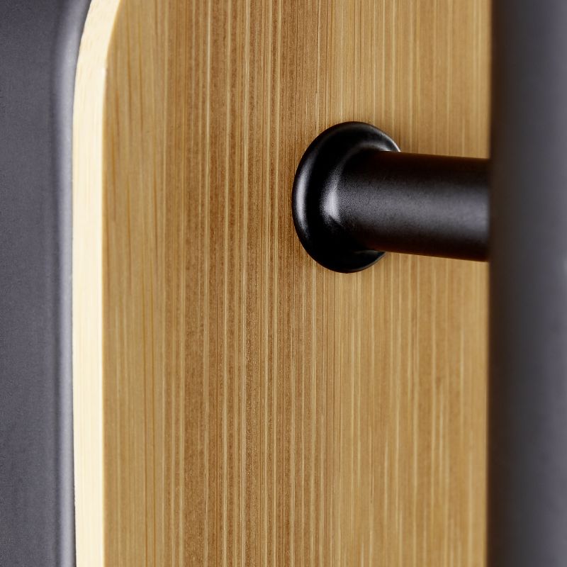 Niels Svart vegglampe Fra Brilliant - Niels er en elegant vegglampe laget av metall og bambus – et fornybart og miljøvennlig materiale som skaper en varm og koselig atmosfære i hjemmet.