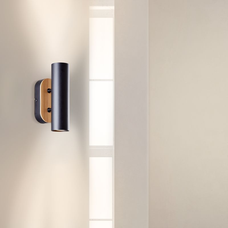 Niels Svart vegglampe Fra Brilliant - Niels er en elegant vegglampe laget av metall og bambus – et fornybart og miljøvennlig materiale som skaper en varm og koselig atmosfære i hjemmet.