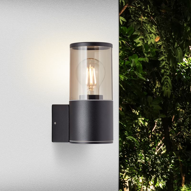 Sergioro Svart utendørslampe Fra Brilliant - Sergioro vegglampe er en allsidig lampe som b&aring;de kan lyse opp fasaden dekorativt og gi trygg belysning langs ganger og innkj&oslash;rsler.