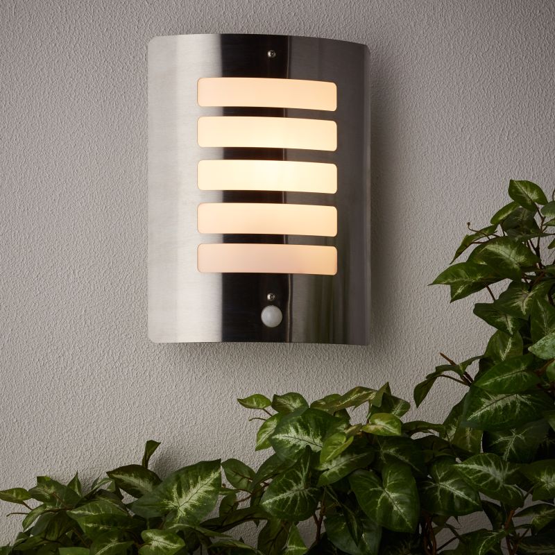 Todd Stål utendørslampe Fra Brilliant - Todd er en allsidig vegglampe som både kan gi dekorativ fasadebelysning og skape trygghet ved inngangspartiet.