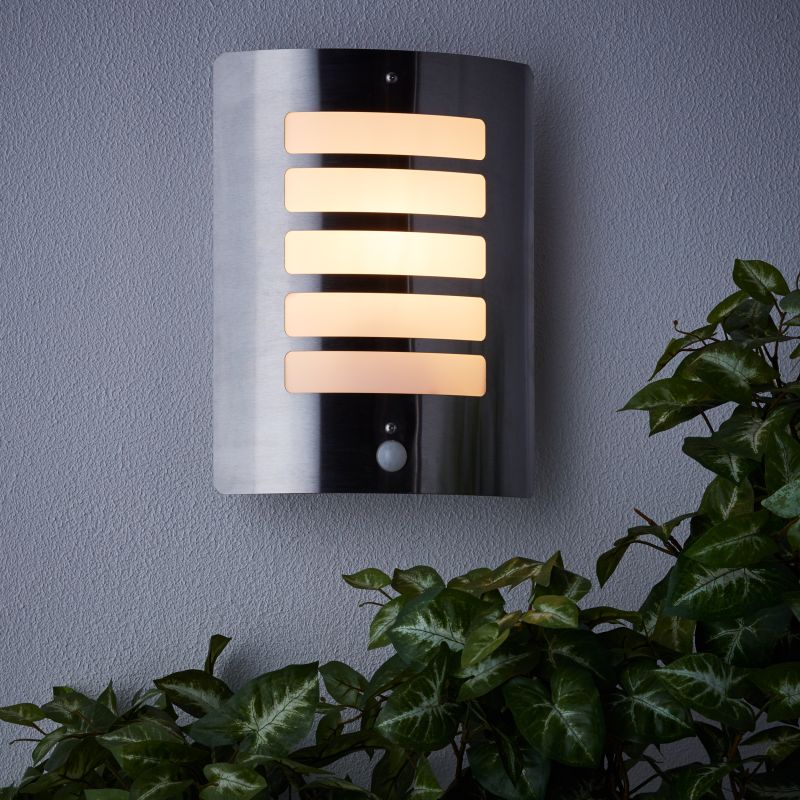 Todd Stål utendørslampe Fra Brilliant - Todd er en allsidig vegglampe som både kan gi dekorativ fasadebelysning og skape trygghet ved inngangspartiet.