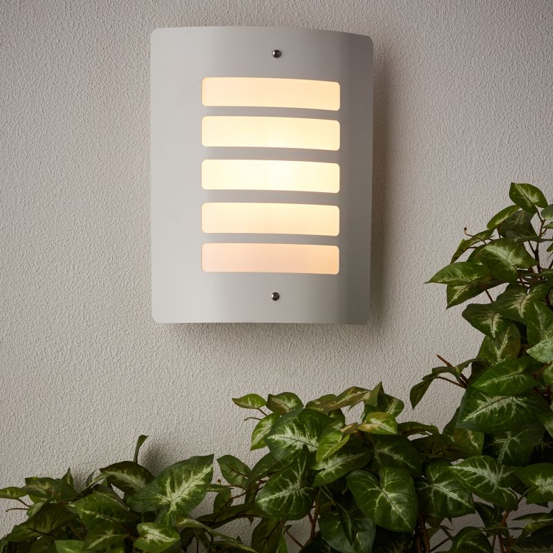Todd Hvit utendørslampe Fra Brilliant - Todd er en allsidig vegglampe som kan brukes både dekorativt på fasaden og til å skape trygg belysning langs gangveier og innkjørsler.