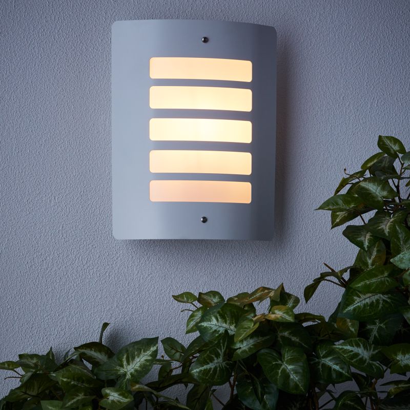 Todd Hvit utendørslampe Fra Brilliant - Todd er en allsidig vegglampe som kan brukes både dekorativt på fasaden og til å skape trygg belysning langs gangveier og innkjørsler.