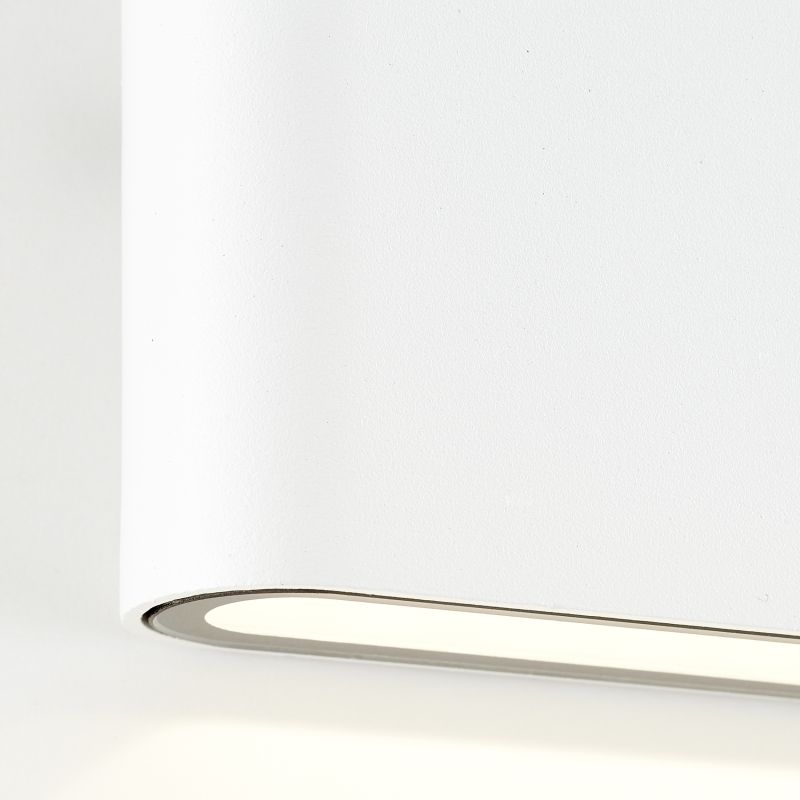 Welbie Hvit utendørslampe Fra Brilliant - Med sitt stilige design er den både funksjonell og dekorativ på husets fasade når lyset sprer seg både ned og opp langs veggen fra lampen.