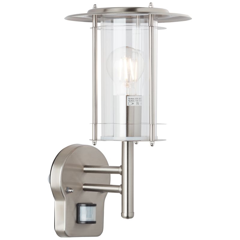 York Stål utendørslampe Fra Brilliant - Den er både dekorativ og funksjonell og gir trygg belysning på fasaden på mørke kvelder.