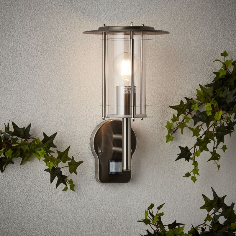 York Stål utendørslampe Fra Brilliant - Den er både dekorativ og funksjonell og gir trygg belysning på fasaden på mørke kvelder.