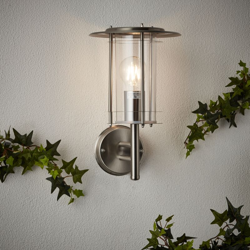 York Stål utendørslampe Fra Brilliant - Denne vegglampen i metall i rustfritt stål er et opplagt valg for inngangspartiet.