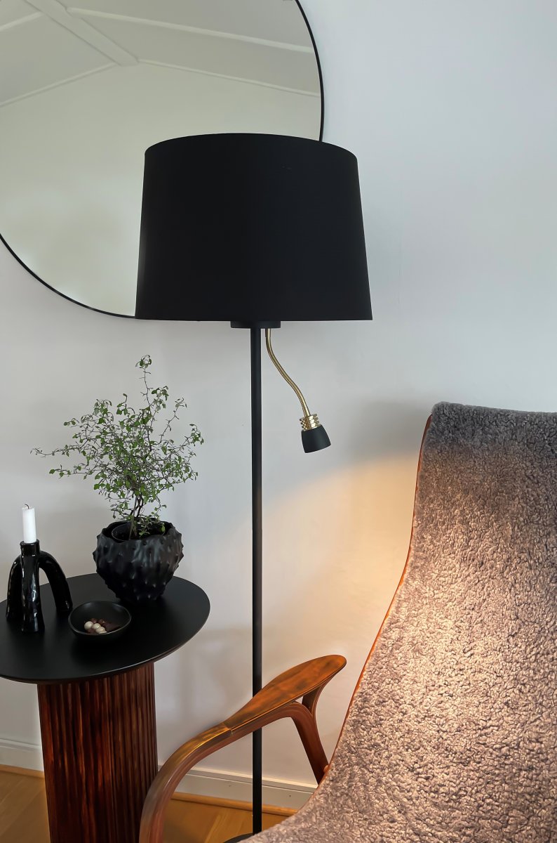 Eketorp Svart gulvlampe Fra Aneta Lighting - Plasser for eksempel i stuen eller ved døren som leselampe.