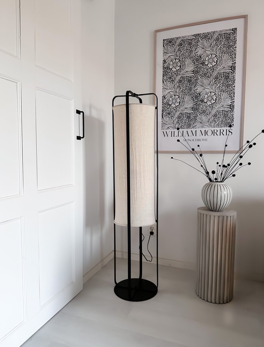 Ronda Natur gulvlampe Fra Aneta Lighting - Ronda er en moderne gulvlampe med sort metallramme og naturlig beige stoff av lin-lignende kvalitet.