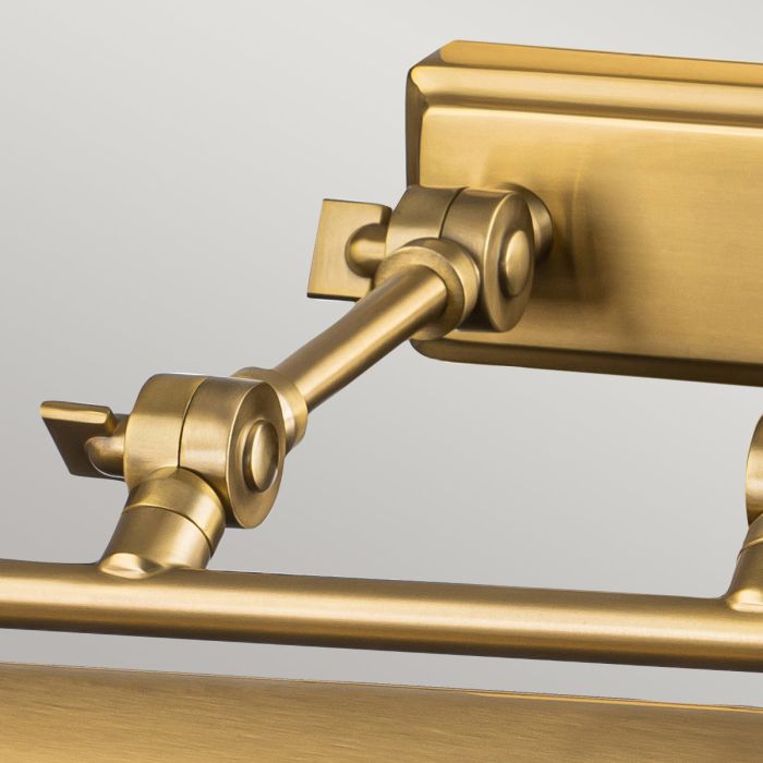 Winchfield 70cm Antikk messing Fra Elstead Lighting - Tilgjengelig i antikk messing, matt sort og eik effekt på både skjermer og veggfester.