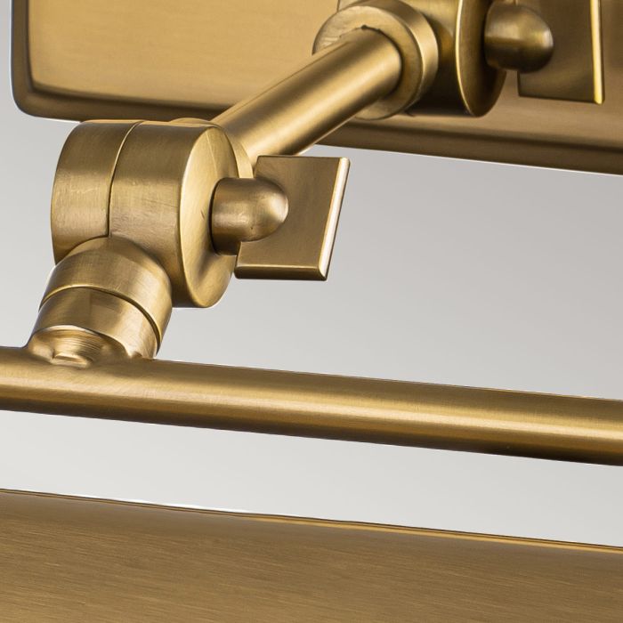 Winchfield 45cm Antikk messing Fra Elstead Lighting - Tilgjengelig i antikk messing, matt sort og eik effekt på både skjermer og veggfester.