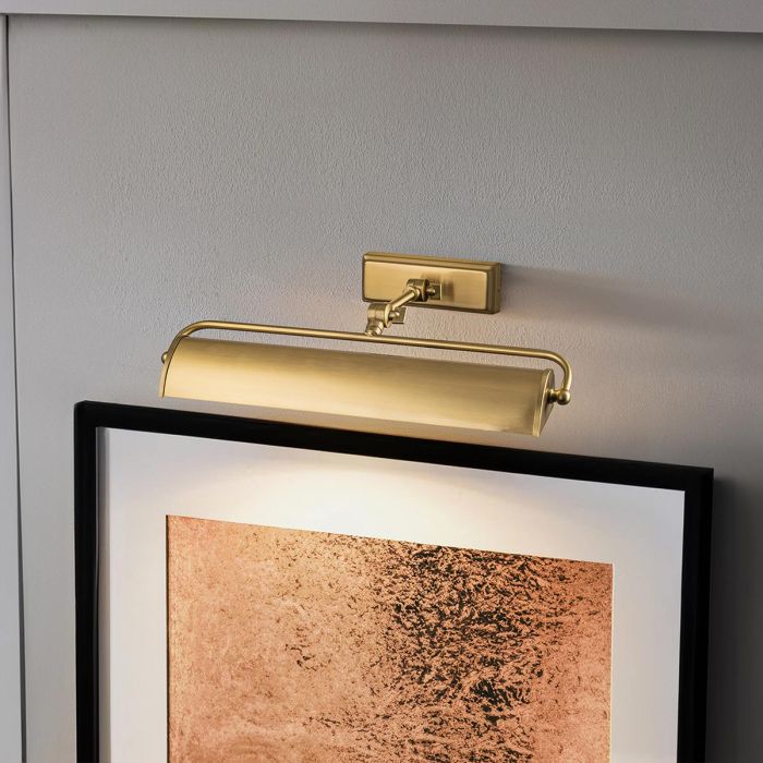 Winchfield 45cm Antikk messing Fra Elstead Lighting - Tilgjengelig i antikk messing, matt sort og eik effekt på både skjermer og veggfester.