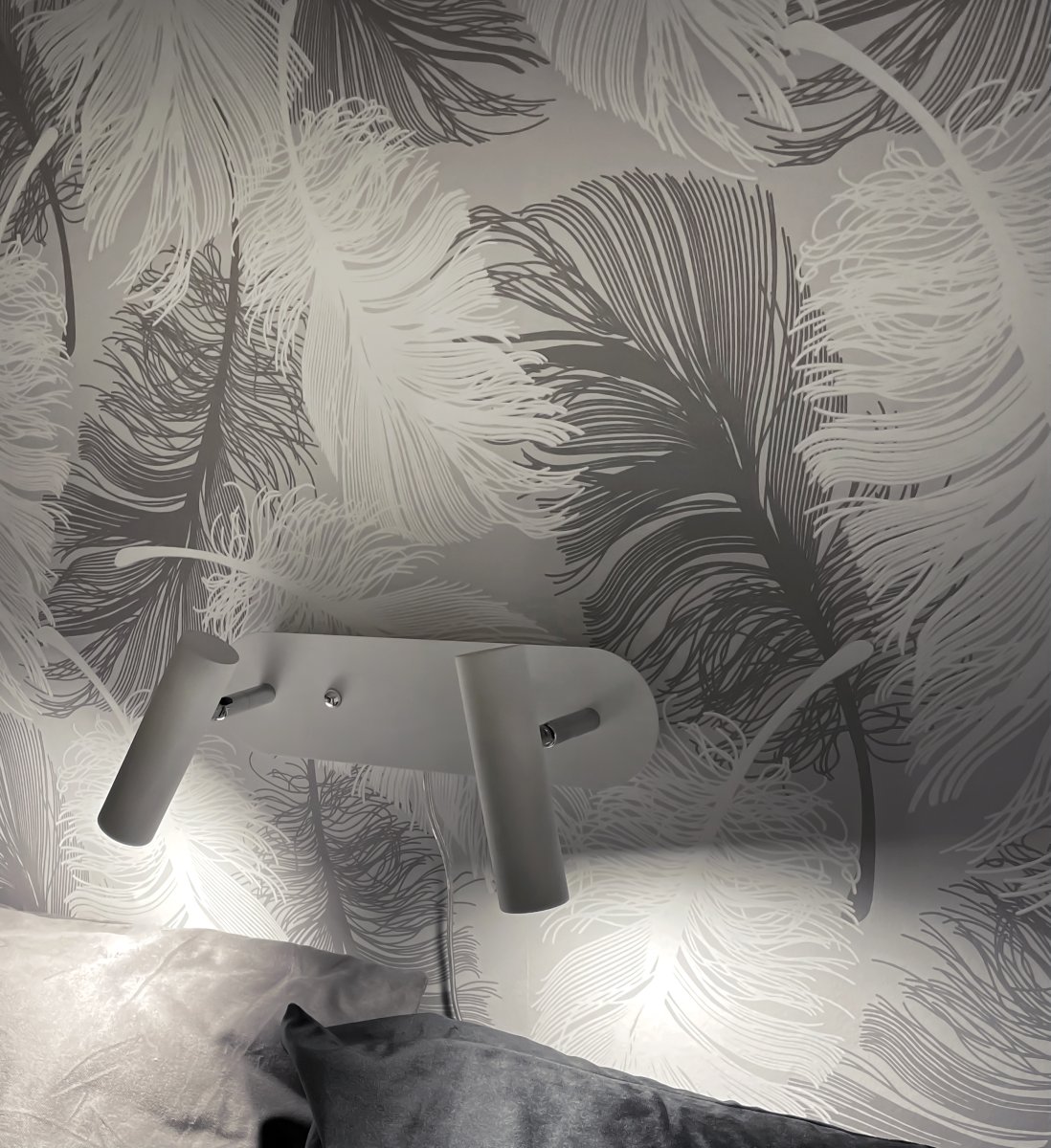 Artic Hvit leselampe Fra Aneta Lighting - Artic dobbel vegglampe i hvitlakkert metall med kromdetaljer.