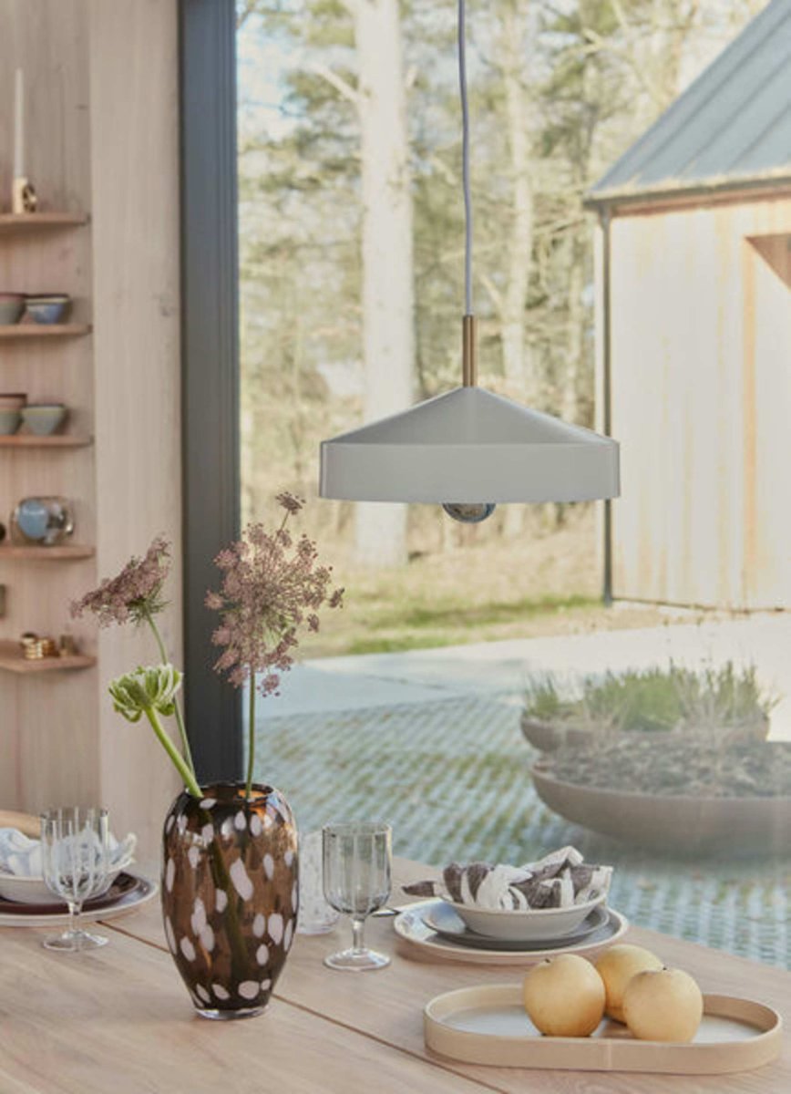 Hatto Ø30 Hvit Taklampe Fra OYOY - Hatto pendellampe i hvitt har et stilig design med matt finish, elegante messingdetaljer og tekstilledning.