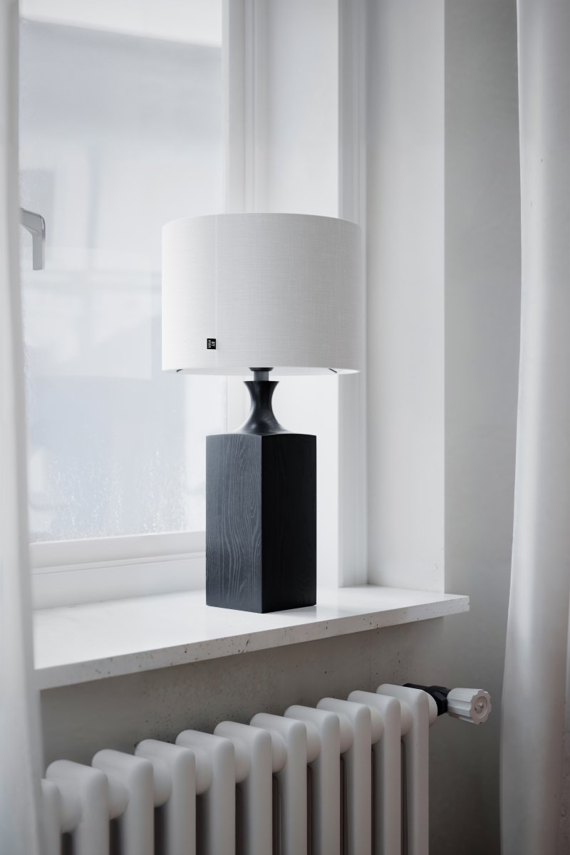 Woody 56cm Svart bordlampe Fra By Rydéns - Den hvite skjermen gir en fin spredning av lys i rommet.