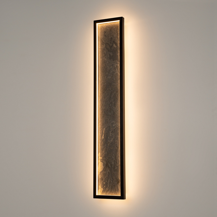 Orign 80cm Svart vegglampe Fra Maytoni - Orign er en vegglampe i metall med en elegant steinimitasjon i midten som gir et naturlig og eksklusivt inntrykk.
