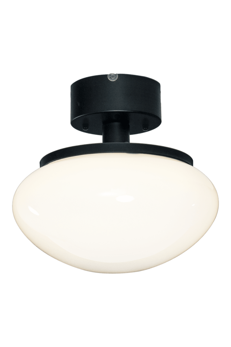 New August Ø27 Svart plafond Fra Aneta Lighting - For de av dere som ønsker en lampe med karakter uten å ta over rommet, er New August det ideelle valget &ndash; en stilig detalj som kompletterer hele innredningen din.