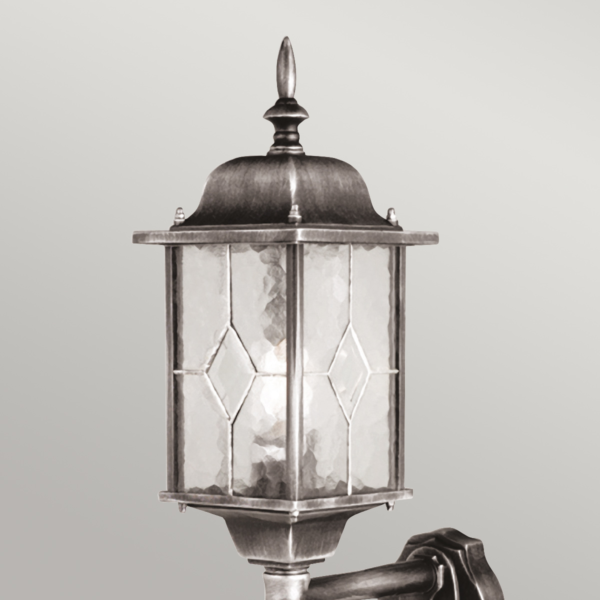Wexford Sølv utendørslampe Fra Elstead Lighting - Lampen er utstyrt med en praktisk bevegelsessensor som automatisk slår på lyset når det er bevegelse innenfor en avstand på 1–8 meter og en deteksjonsvinkel på 120 grader.