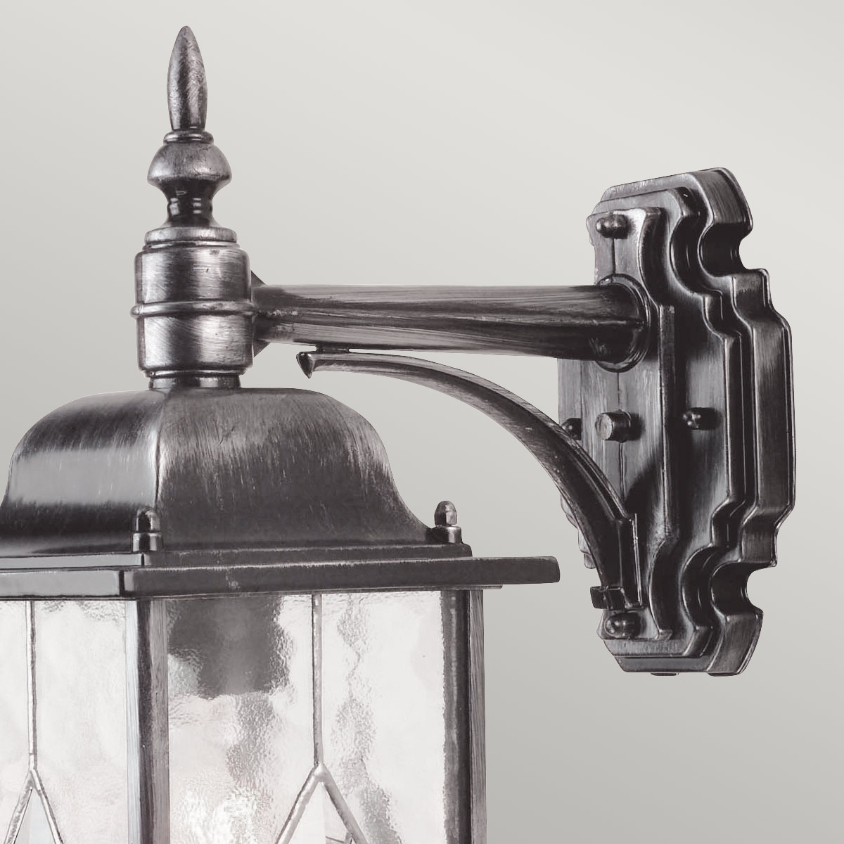 Wexford Sølv utendørslampe Fra Elstead Lighting - Wexford er en klassisk vegglampe for utendørs bruk, laget av aluminium med en elegant finish i mørk sølv og dekorative glasspartier med blyglassmønster.