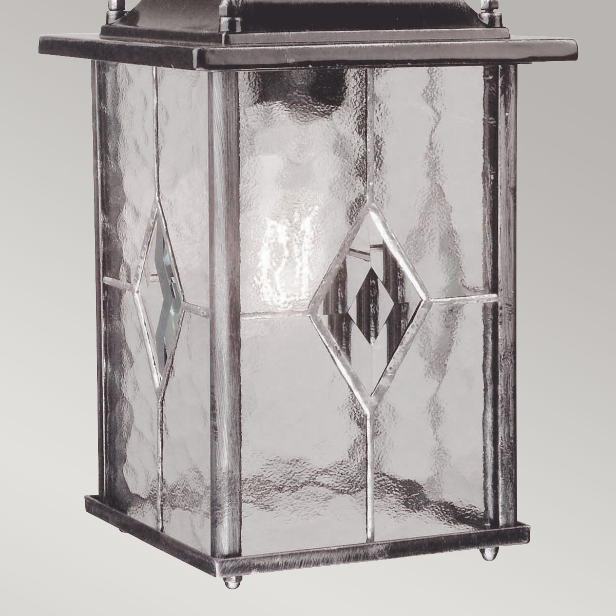 Wexford 16cm Sølv Fra Elstead Lighting - Wexford er en klassisk hengende utendørslykt laget av aluminium med en elegant mørk sølvfinish og dekorative glasspartier med blyglassmønster.
