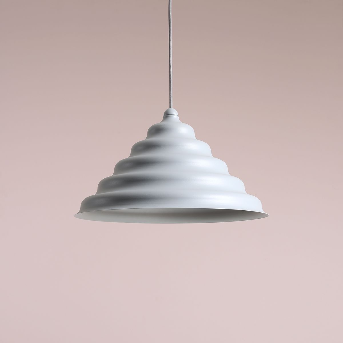 Wave Ø36 Blå Taklampe Fra Artera - Den forvitrede skjermen av metall i en matt grå bl&aring; farge gir en fin spredning av lys nedover, noe som gjør den perfekt å henge over spisebordet eller kjøkkenet.
