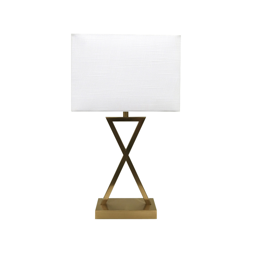 X-factor 54cm Messing bordlampe Fra Nordic Lighting - X-factor bordlampe kombinerer en moderne geometrisk metallbase i en elegant messingfinish med en hvit linskjerm.