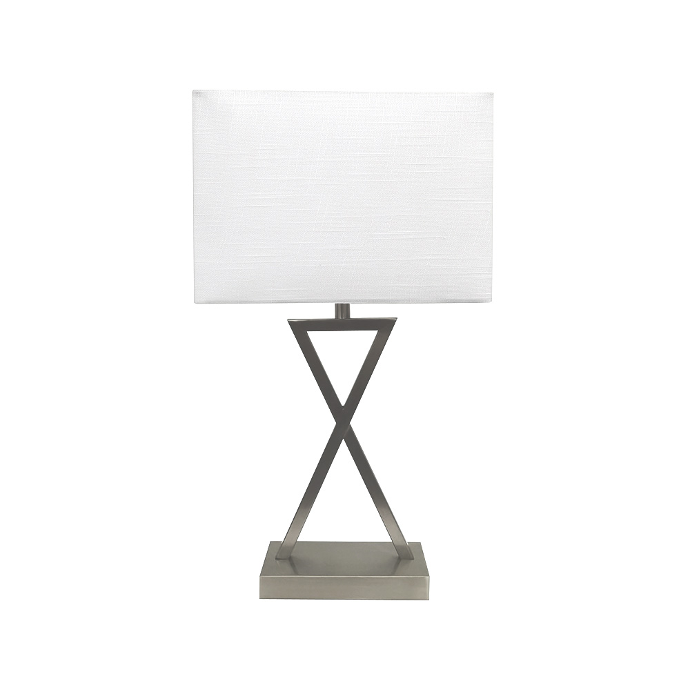 X-factor 54cm Nikkel bordlampe Fra Nordic Lighting - X-factor bordlampen kombinerer en moderne geometrisk metallbase i en elegant satengnikkelfinish med en hvit linskjerm.