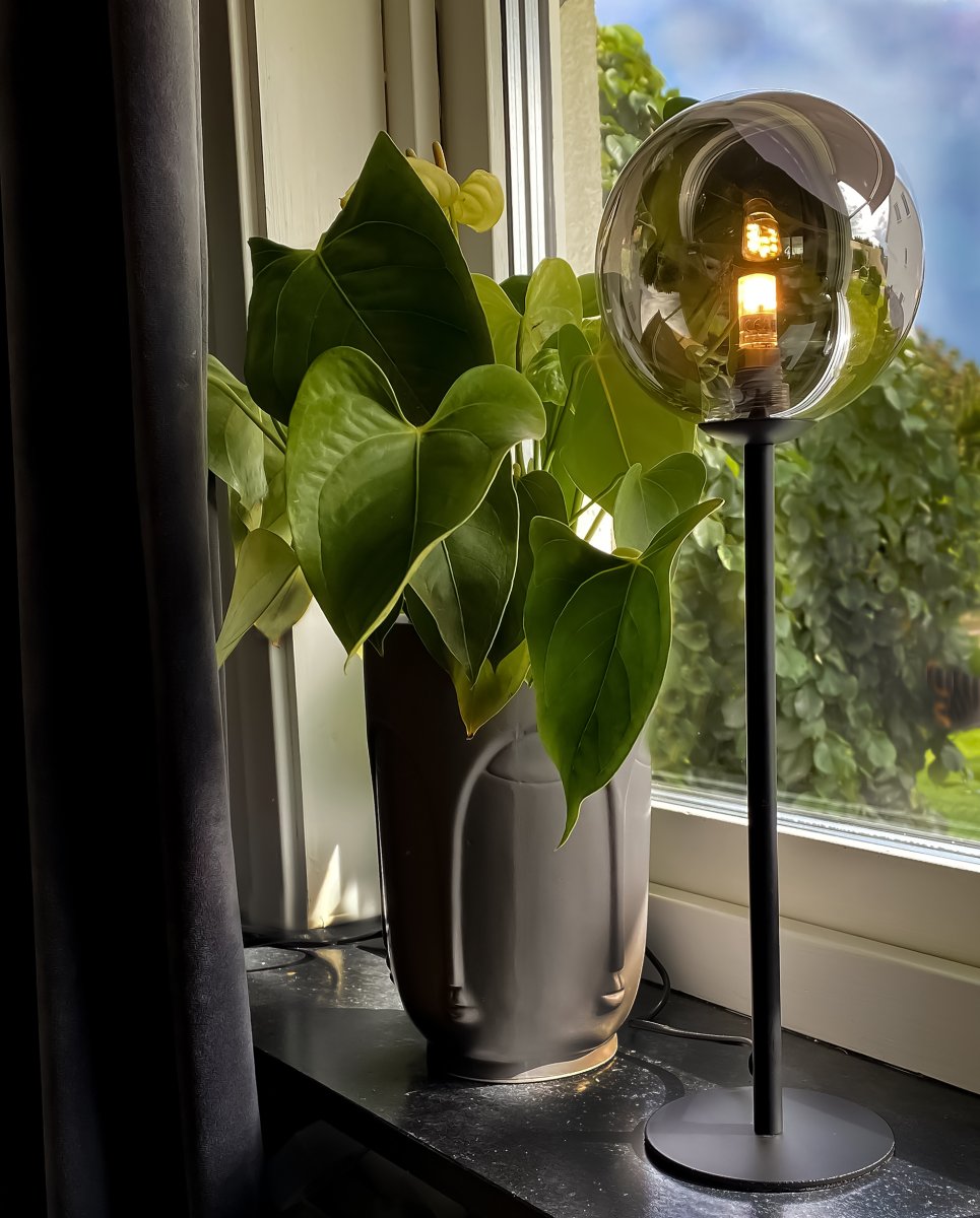 Molekyl 43cm Røykgrå bordlampe Fra Aneta Lighting - La Molekyl bli et stilig statement i hjemmet ditt &ndash; perfekt for &aring; gi interi&oslash;ret et l&oslash;ft og spre et behagelig lys n&aring;r det trengs som mest.