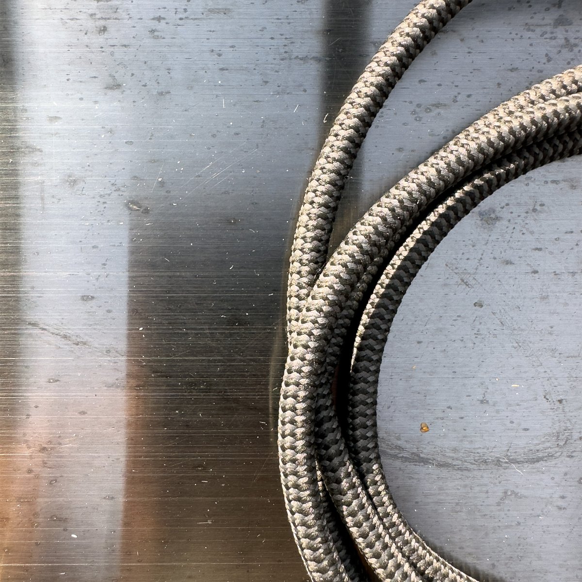 Gravity Svart Fra Lightson - Sammen skaper Gravity og lyskilden en lampe som kan henges over et spisebord, salongbord, eller i et hjørne av for eksempel en pergola.