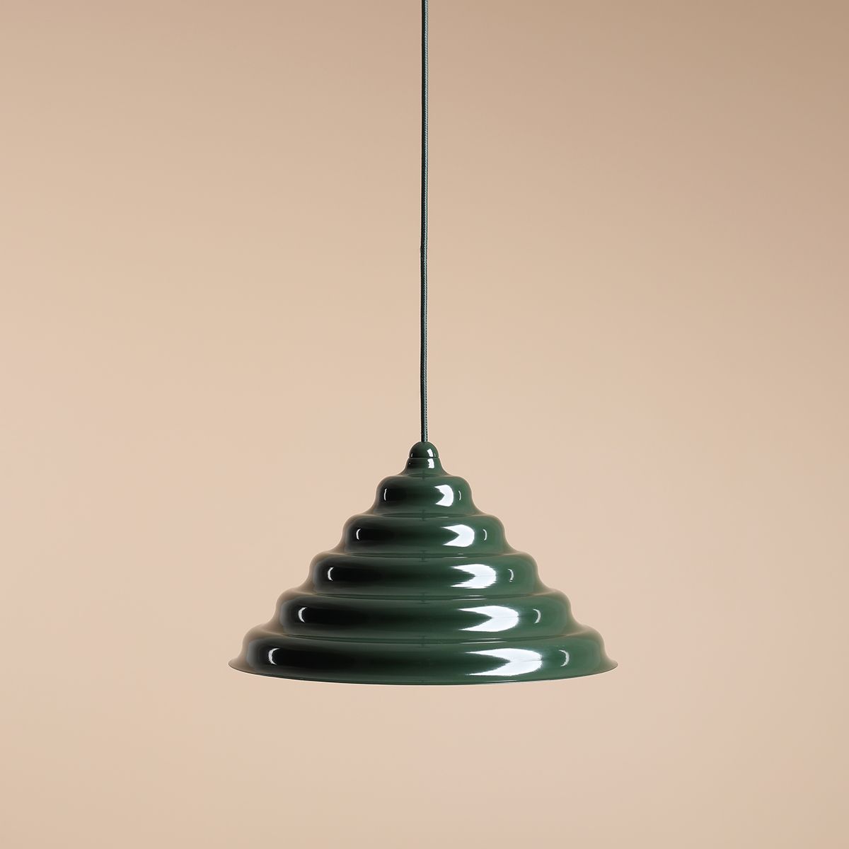 Wave Ø36 Mørk grønn Taklampe Fra Artera - Den solide skyggen av metall i en mørkegrønn farge gir en fin spredning av lys nedover, noe som gjør den perfekt å henge over spisebordet eller kjøkkenet.