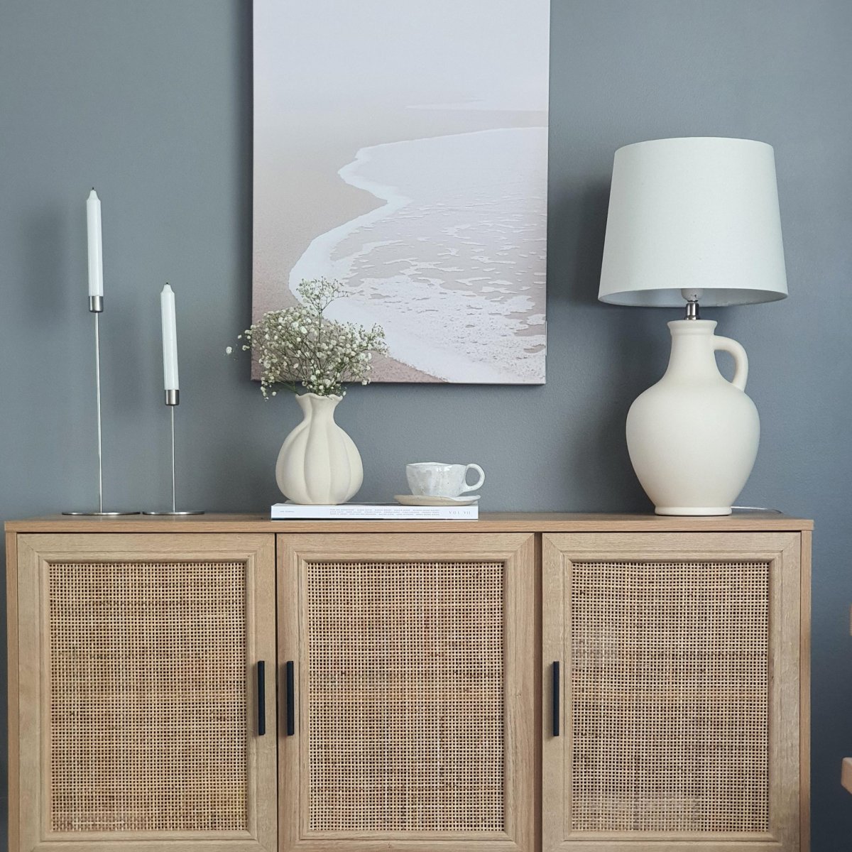 Athena 58cm Naturlig hvit bordlampe Fra Aneta Lighting - Med en buet keramisk base i form av en antikk mugge, gir den et rustikk preg til hjemmet ditt.