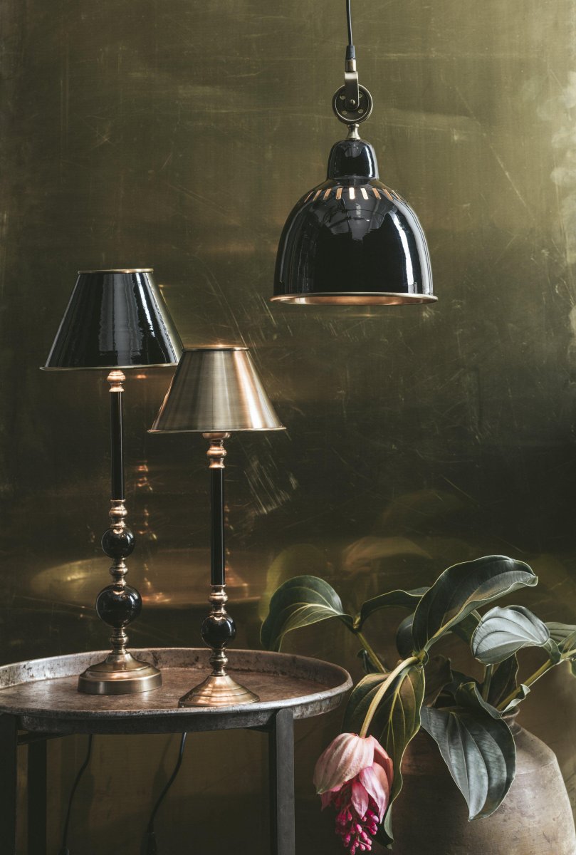 Cleveland Ø23 Svart Taklampe Fra PR Home - Den skinnende svarte metallskjermen er kombinert med detaljer i messingfinish for en elegant kontrast.