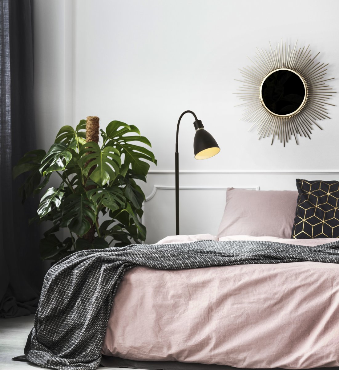 Idre 1 Svart gulvlampe Fra Aneta Lighting - Idre er en stilig gulvlampe i matt sort metall med en elegant dekorativ ring i krom.