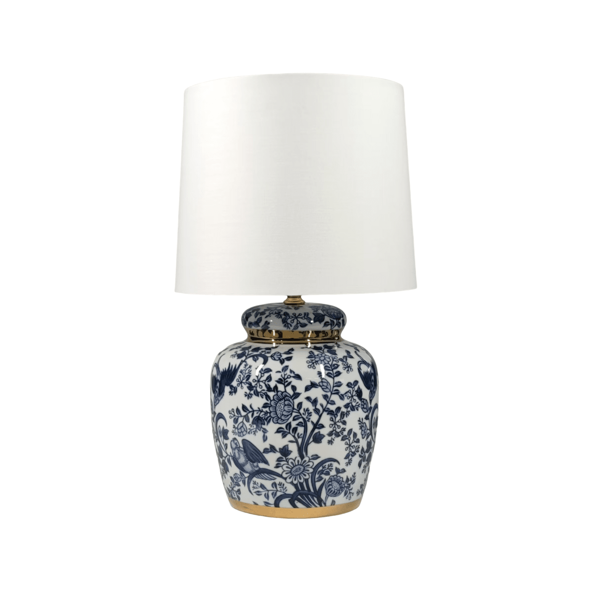 Blomstermåla 43cm Blå bordlampe Fra Lampan - Vacker bordslampa med dekorativt bl&aring;tt och vitt m&ouml;nster p&aring; porslinbasen med m&auml;ssingdetaljer.