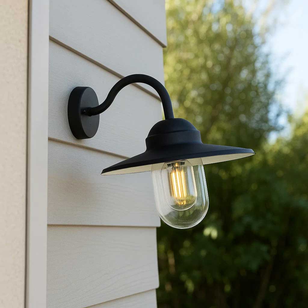 Ystad Svart utendørslampe Fra Lampan - Ystad &auml;r en klassisk stallykta i svart f&auml;rg och klart glas.