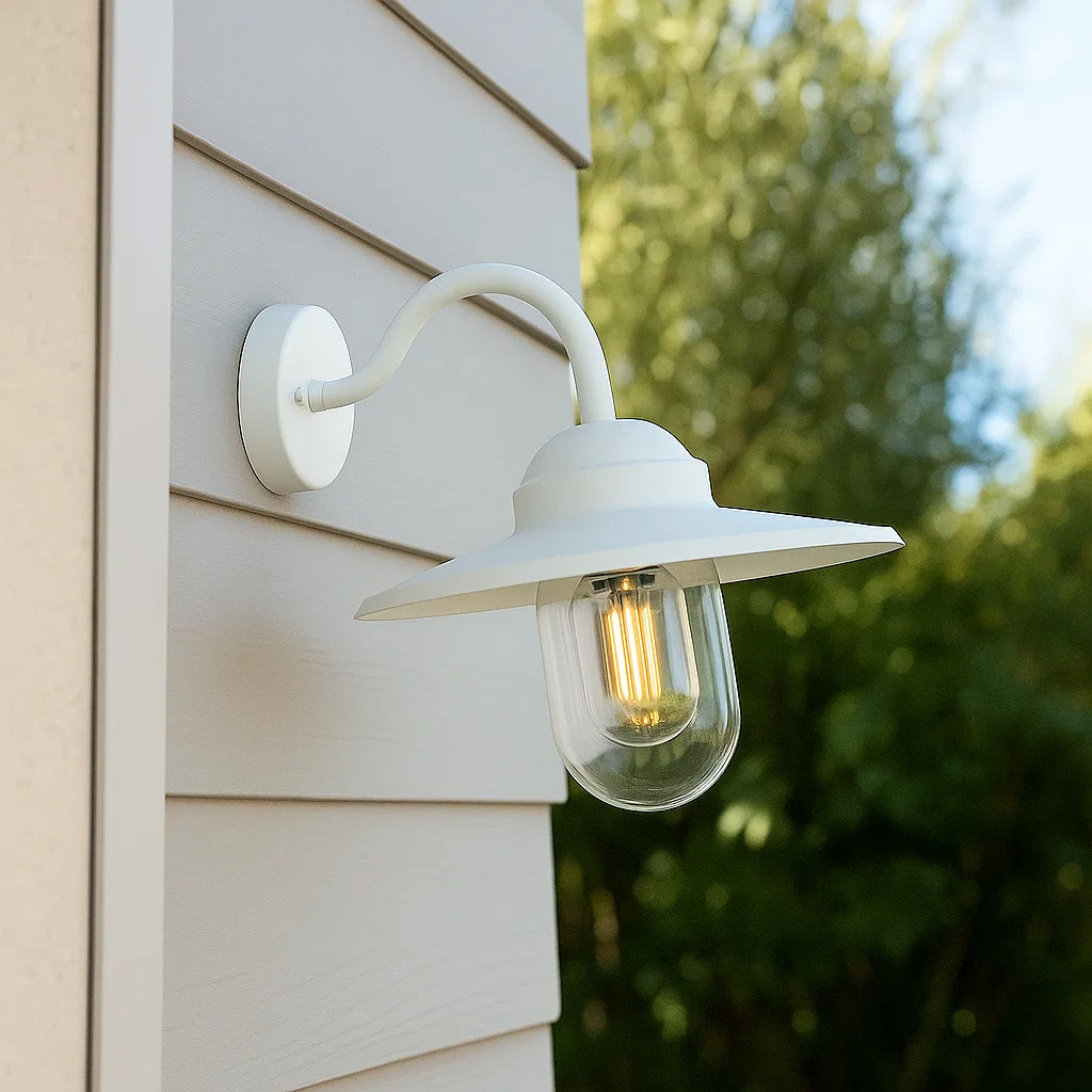 Ystad Hvit utendørslampe Fra Lampan - Ystad &auml;r en klassisk stallykta i vit f&auml;rg och klart glas.