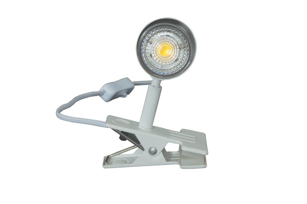 Hugin Hvit klemmelampe Fra Aneta Lighting - Den praktiske Hugin-lampen med metallklips er enkel &aring; feste til en sengegavl, hylle eller et skrivebord.