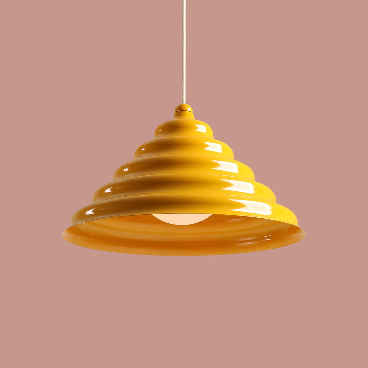 Wave Ø36 Gul Taklampe Fra Artera - Den solide skyggen i metall i gul farge gir en fin spredning av lys nedover, noe som gjør den perfekt å henge over spisebordet eller kjøkkenet.