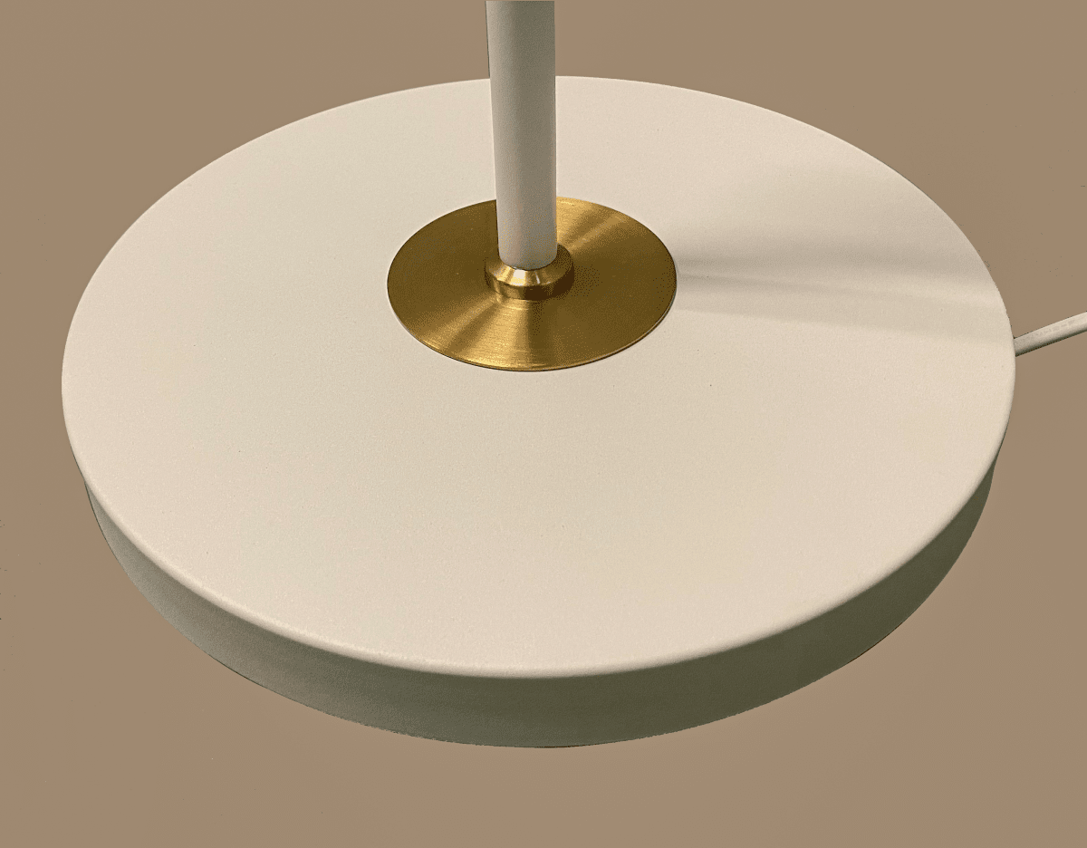 Birka Hvit gulvlampe Fra Aneta Lighting - Birka gulvlampe i hvitlakkert metall og detaljer i messing p&aring; svingarm, inkludert tekstilskjerm.