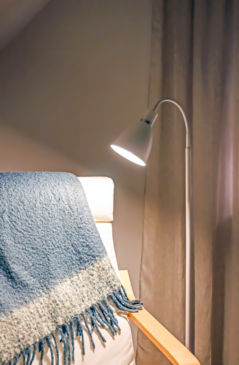 Idre 1 Hvit gulvlampe Fra Aneta Lighting - Idre er en stilig gulvlampe i matt hvitmetall med en elegant dekorativ ring i krom.