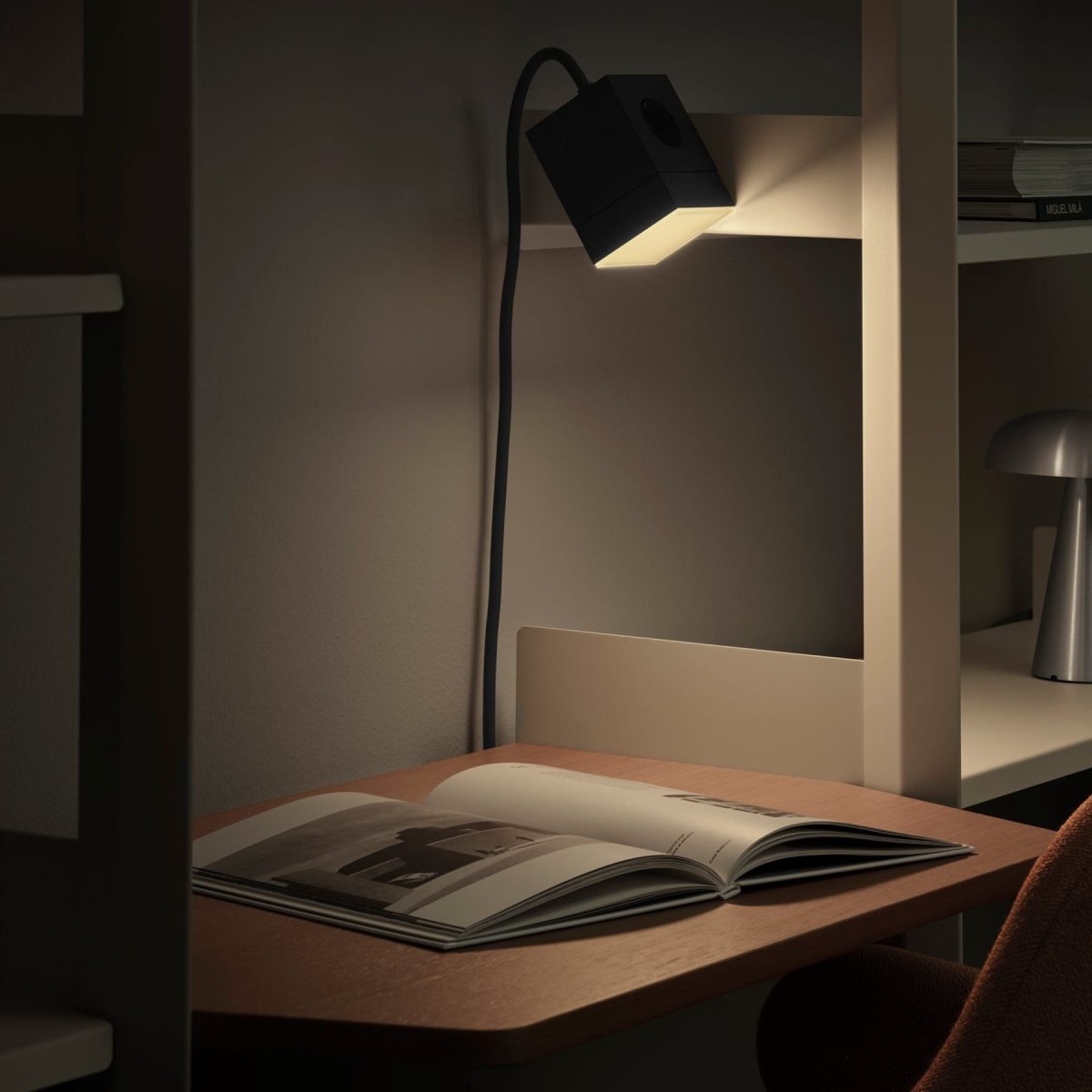 LAMP 1 - EU Svart Fra Avolt - Denne hendige lille lampen kobles direkte til stikkontakten (230V) og er perfekt som nattlampe eller stemningsbelysning i gangen, soverommet eller andre rom der du ønsker et mykt lys.